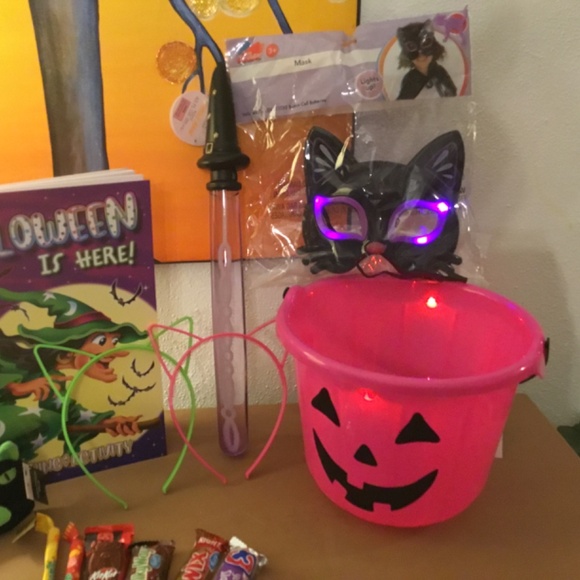 New 8 Piece Halloween Bucket for a Girl 6+ years old - Picture 4 of 4